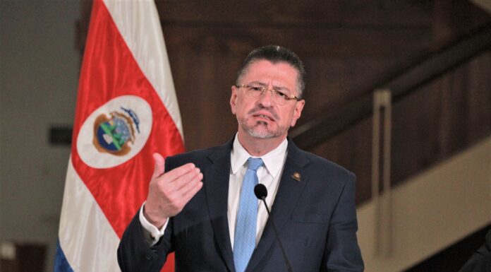 Rodrigo Chaves defiende decisión legislativa y critica al TSE tras votación sobre su inmunidad